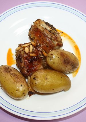Una foto de Codillo de cordero con patatas al horno
