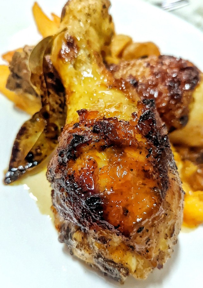 Una foto de Muslos de pollo en salsa de naranja