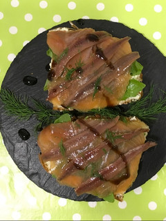 Una foto de Tostas de salmón y queso mascarpone con lima
