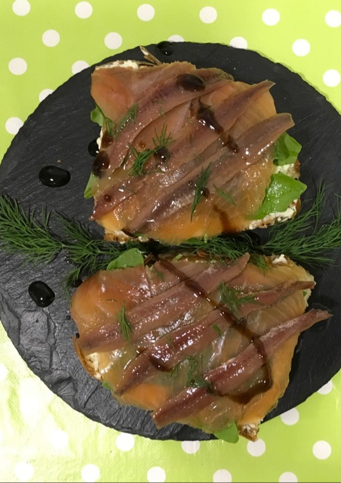 Una foto de Tostas de salmón y queso mascarpone con lima