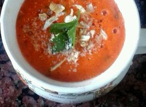 Una foto de Sopa cruda (raw) de pimiento morrón y zanahoria
