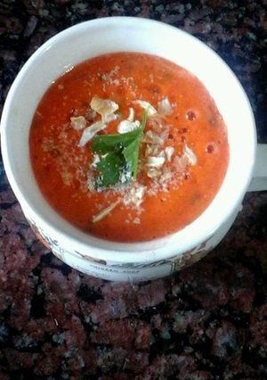 Una foto de Sopa cruda (raw) de pimiento morrón y zanahoria