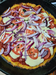 Una foto de Pizza con masa de zanahoria, zucchini y harina de arroz