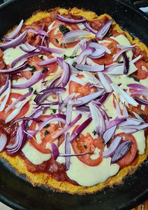 Una foto de Pizza con masa de zanahoria, zucchini y harina de arroz