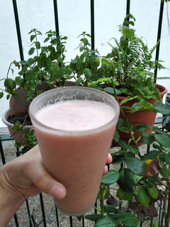 Una foto de Licuado -sandía, banana y pelón- 🍉🍌🍑 :)