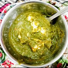 A picture of Palak paneer.
