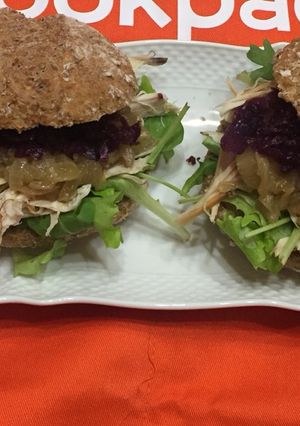 Foto di Panini con pollo cipolle e cavolo viola