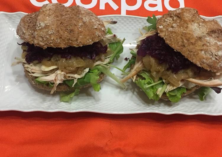 Panini con pollo cipolle e cavolo viola