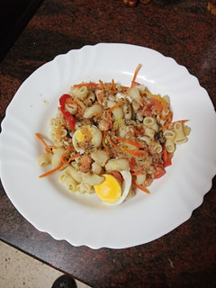 Una foto de Ensaladilla rusa de pasta con atún y huevo duro