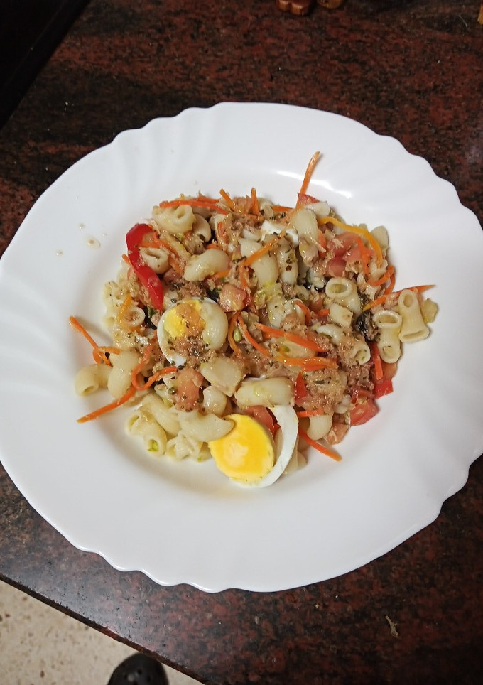 Una foto de Ensaladilla rusa de pasta con atún y huevo duro