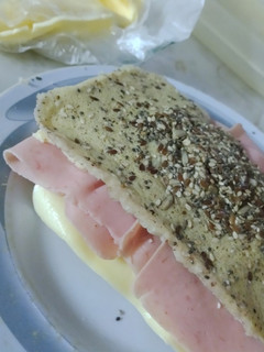 Una foto de Sándwich de jamón y queso con pan keto en microondas