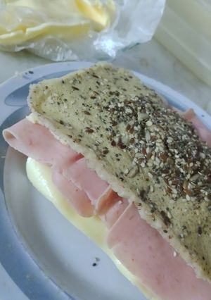 Una foto de Sándwich de jamón y queso con pan keto en microondas