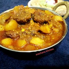 A picture of Aalu bagan badi ki sabji with chapati and pickle.
