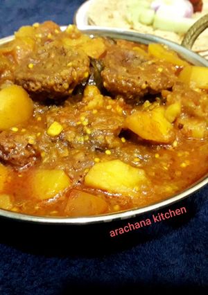 A picture of Aalu bagan badi ki sabji with chapati and pickle.