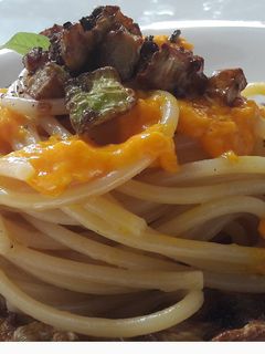 Foto di Spaghetti con la zucchina fritta siciliana al cacio e zafferano