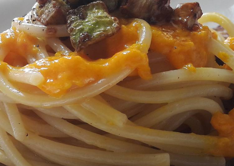 Spaghetti con la zucchina fritta siciliana al cacio e zafferano