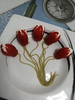Una foto de Tulipanes de tomate y queso