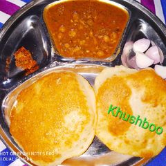 A picture of Chhole bhature.