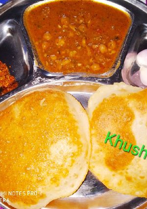 A picture of Chhole bhature.