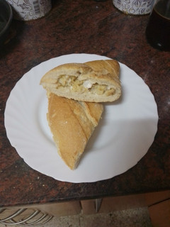 Una foto de Bocadillo de tortilla de papas con polvo de cebolla frita y alioli