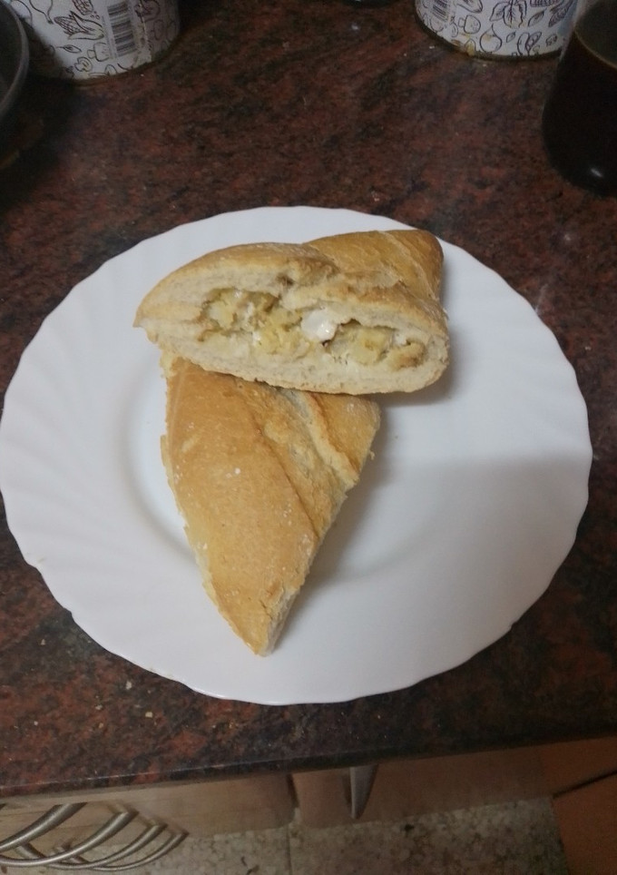 Una foto de Bocadillo de tortilla de papas con polvo de cebolla frita y alioli