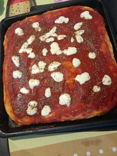 Una foto de Pizza casera de salsa de tomate y queso