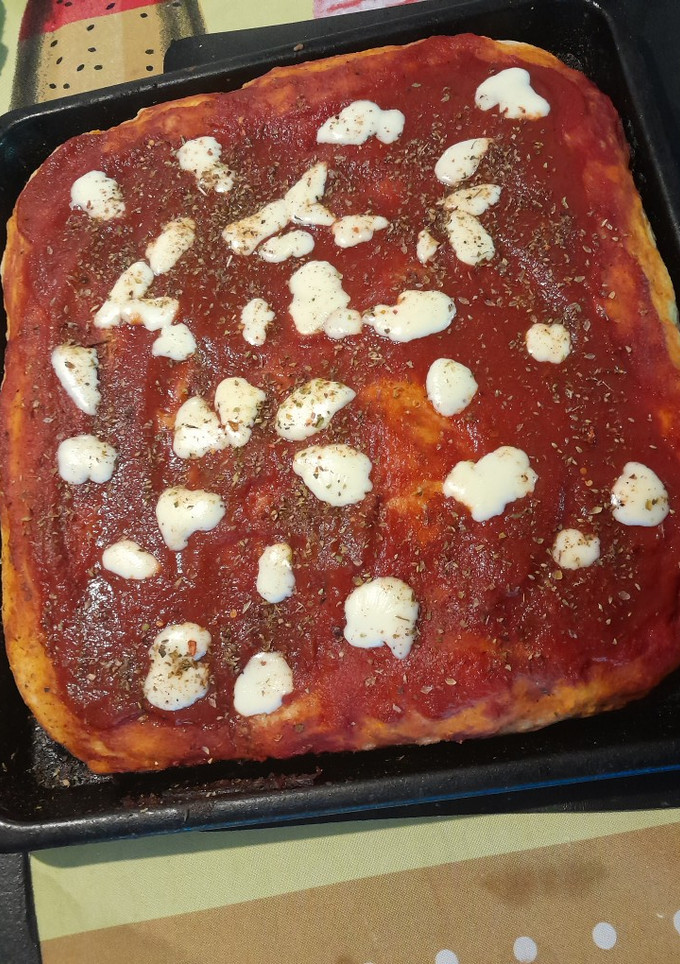 Una foto de Pizza casera de salsa de tomate y queso