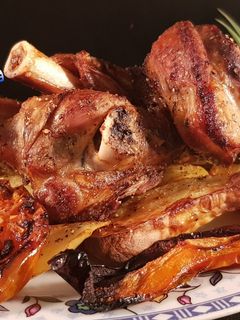 Una foto de Jarrete de cordero con verduras y patatas en freidora de aire caliente