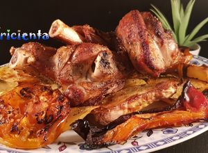 Una foto de Jarrete de cordero con verduras y patatas en freidora de aire caliente