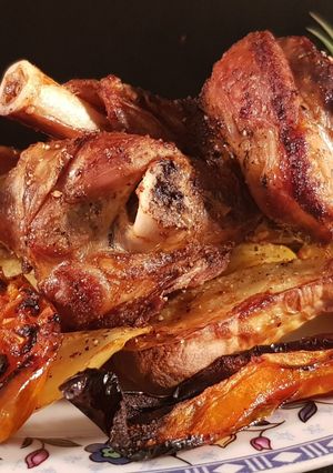 Una foto de Jarrete de cordero con verduras y patatas en freidora de aire caliente