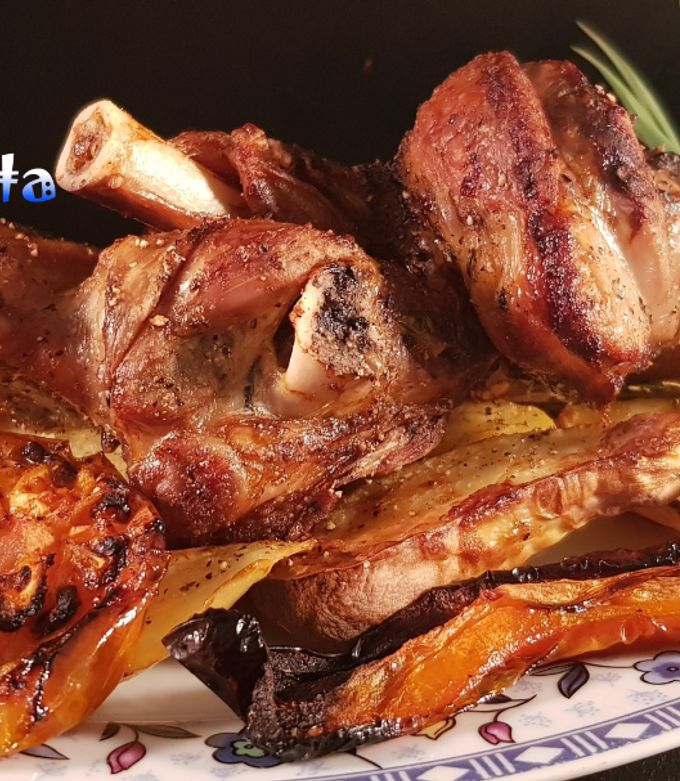 Foto principal de Jarrete de cordero con verduras y patatas en freidora de aire caliente