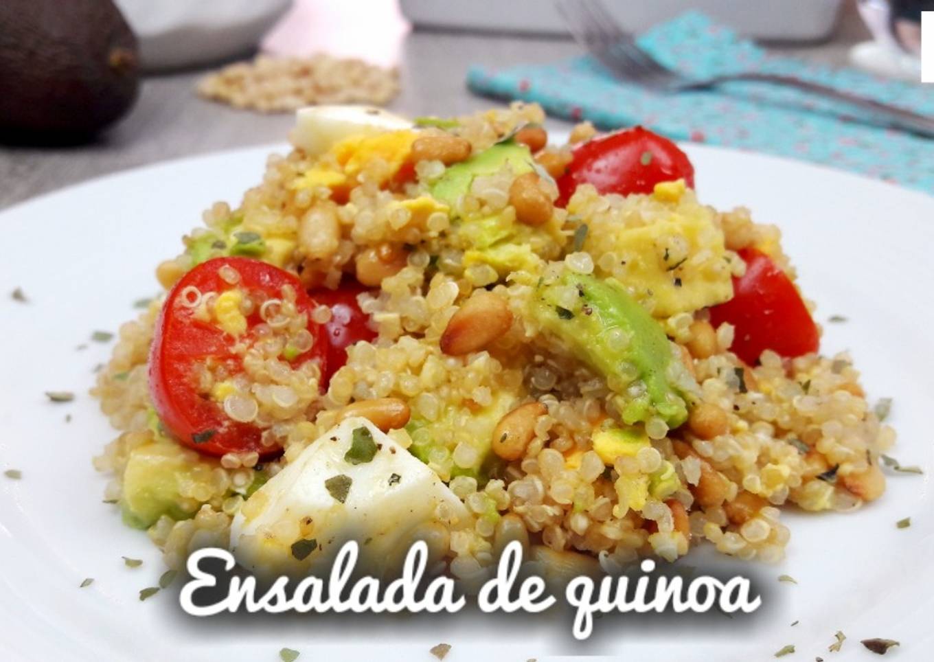 Ensalada de quinoa. Con aguacate y piñones, deliciosa y saludable