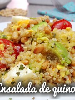 Una foto de Ensalada de quinoa. Con aguacate y piñones, deliciosa y saludable