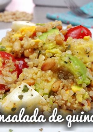 Una foto de Ensalada de quinoa. Con aguacate y piñones, deliciosa y saludable