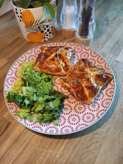 Une photo de Panier feuilleté jambon, chèvre cendré, pesto rosso
