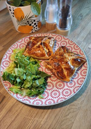 Une photo de Panier feuilleté jambon, chèvre cendré, pesto rosso