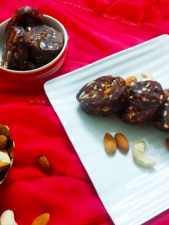 ખજૂર ડ્રાયફ્રુટ રોલ (Khajoor Dryfruit Roll Recipe In Gujarati) રેસીપી મુખ્ય ફોટો