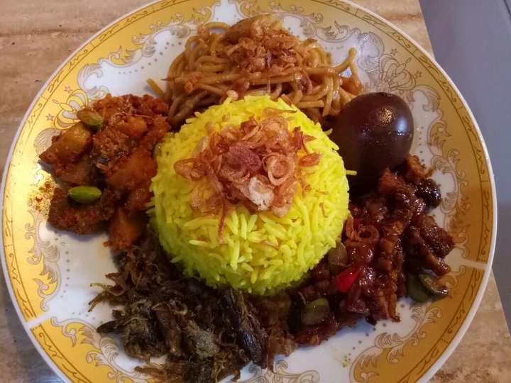 Langkah Mudah untuk Membuat Resep  Nasi kuning praktis anti virus (cook with magic com) yang Sempurna, Sempurna