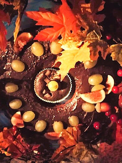 Foto di Ciambella al cioccolato con decorazioni di fichi ed uva