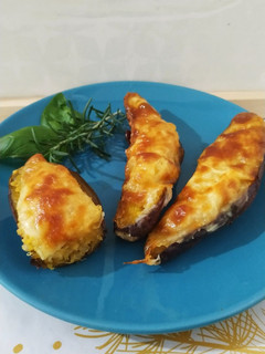 Una foto de Boniatos rellenos de quinoa y queso