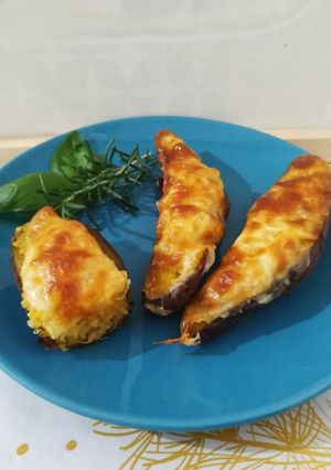 Una foto de Boniatos rellenos de quinoa y queso