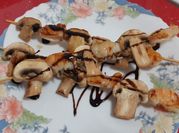 Una foto de brocheta de champiñones