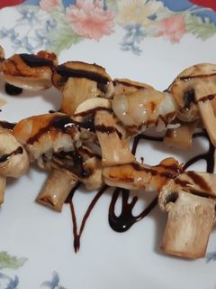Una foto de Brochetas de langostinos y champiñones con salsa balsámica al Pedro Ximénez