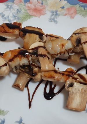 Una foto de Brochetas de langostinos y champiñones con salsa balsámica al Pedro Ximénez