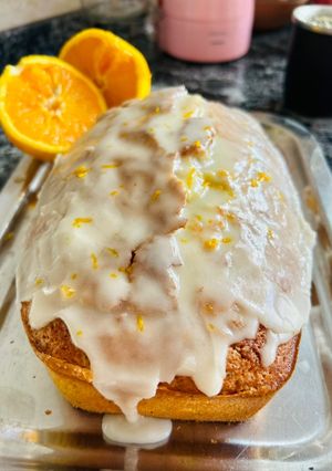 Una foto de Budín de naranja 🍊 y amapolas !