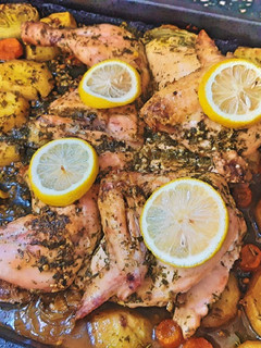 Una foto de Pollo dorado al horno con verduras al romero 🍗