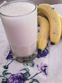Una foto de Licuado de banana - frutilla 🍌 🧊 🍓