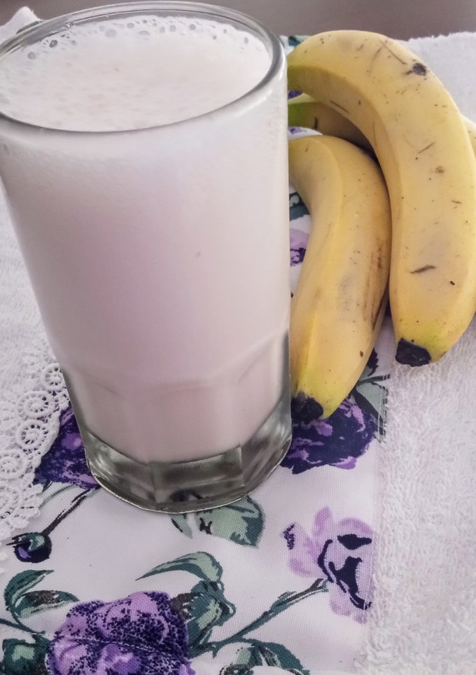 Una foto de Licuado de banana - frutilla 🍌 🧊 🍓