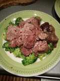 Lesso di manzo al pepe rosa e semi di sesamo con broccoletti