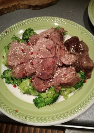 Foto di Lesso di manzo al pepe rosa e semi di sesamo con broccoletti